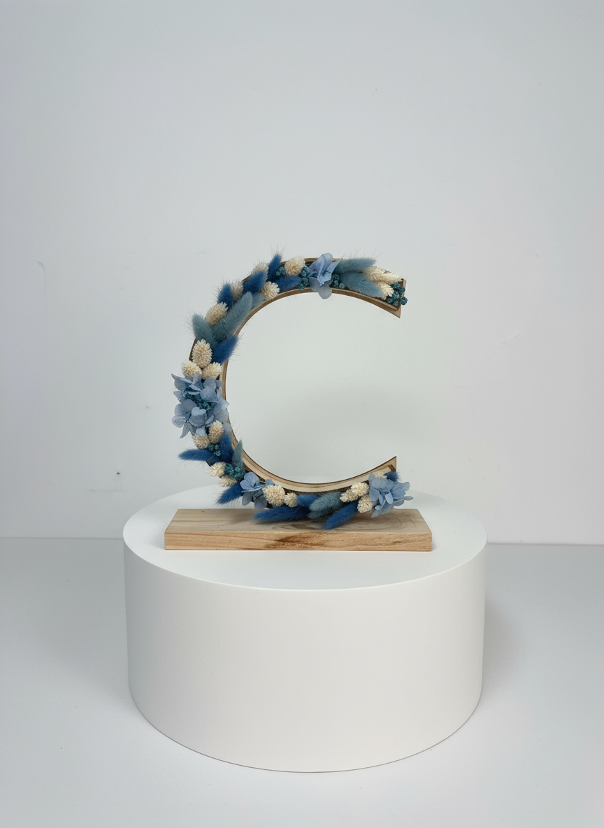 Letra decorada C: diseño floral artesanal con estilo natural