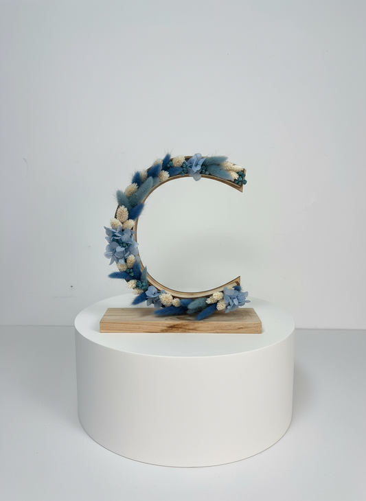 Letra decorada C: diseño floral artesanal con estilo natural