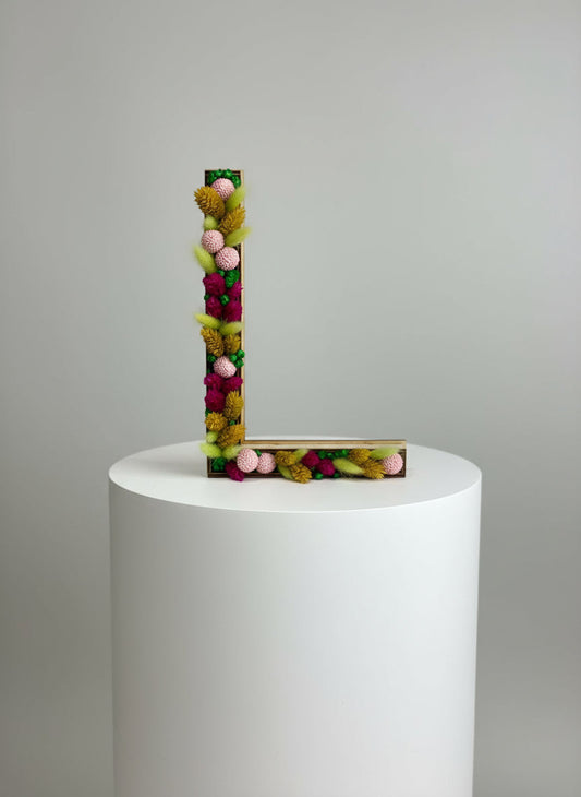 Letra decorada L: diseño floral lleno de color y elegancia artesanal