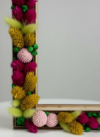 Letra decorada L: diseño floral lleno de color y elegancia artesanal