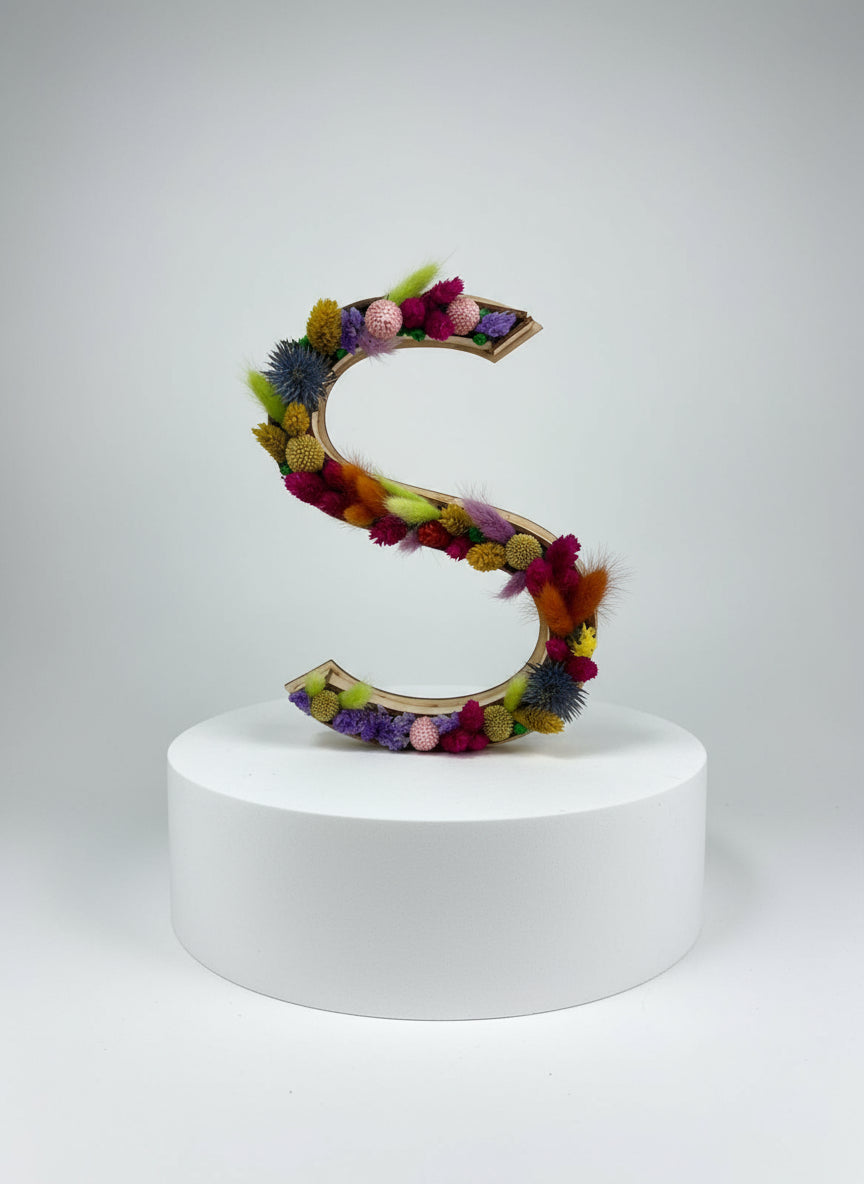 Letra decorada S: color, vida y estilo en una pieza artesanal