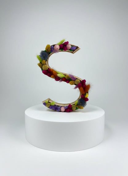 Letra decorada S: color, vida y estilo en una pieza artesanal